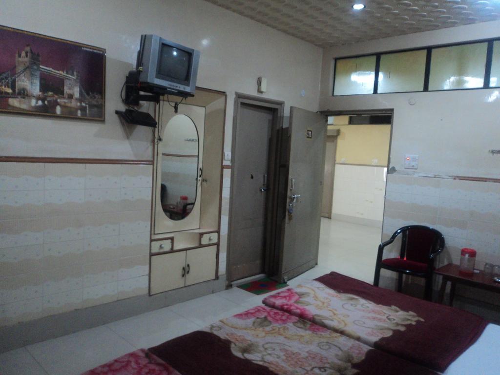 Hotel Jyoti Varanasi Bagian luar foto