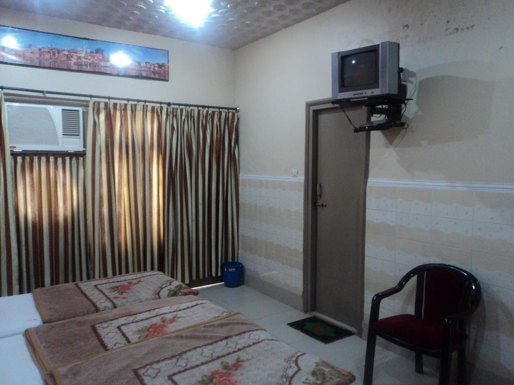 Hotel Jyoti Varanasi Bagian luar foto