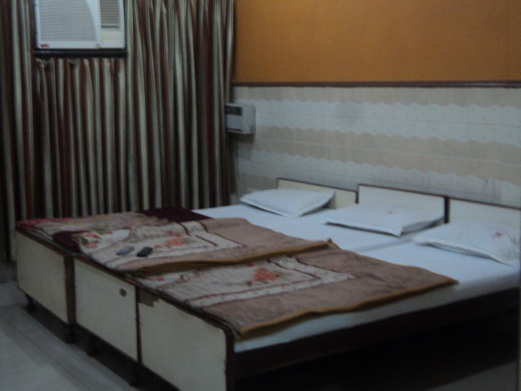 Hotel Jyoti Varanasi Bagian luar foto